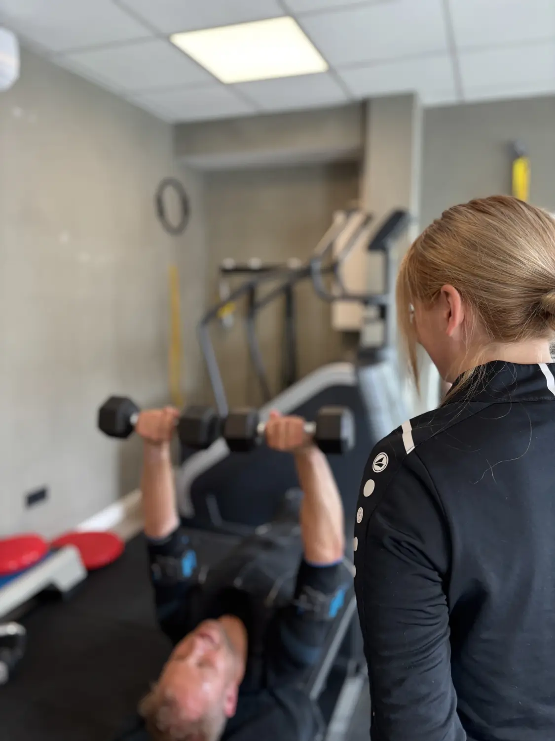 Neopuls EMS Studio - Ausbildung eines Mannes unter Aufsicht einer Ausbilderin