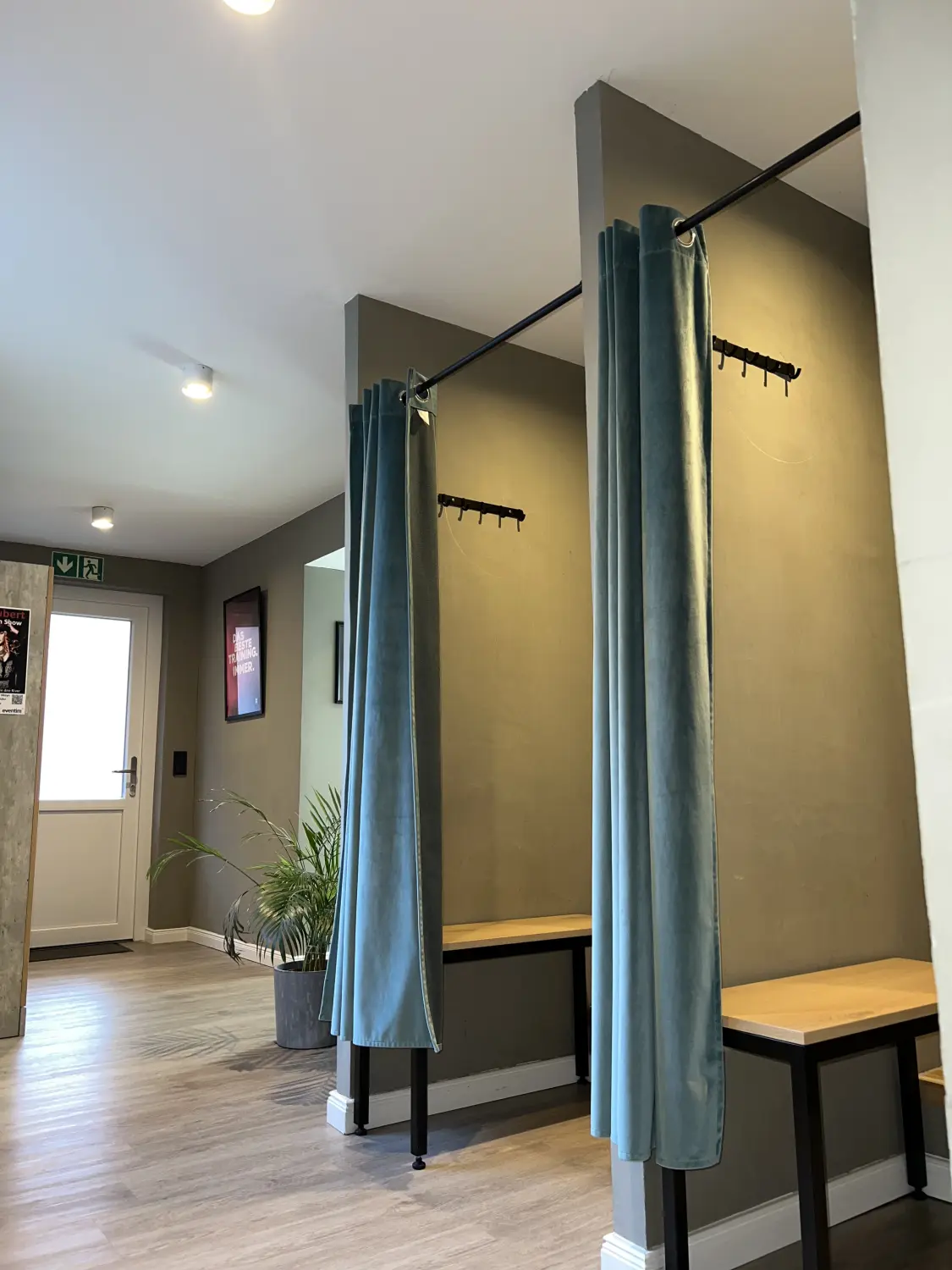 Neopuls EMS Studio - Ausbildung eines Mannes unter Aufsicht einer Ausbilderin