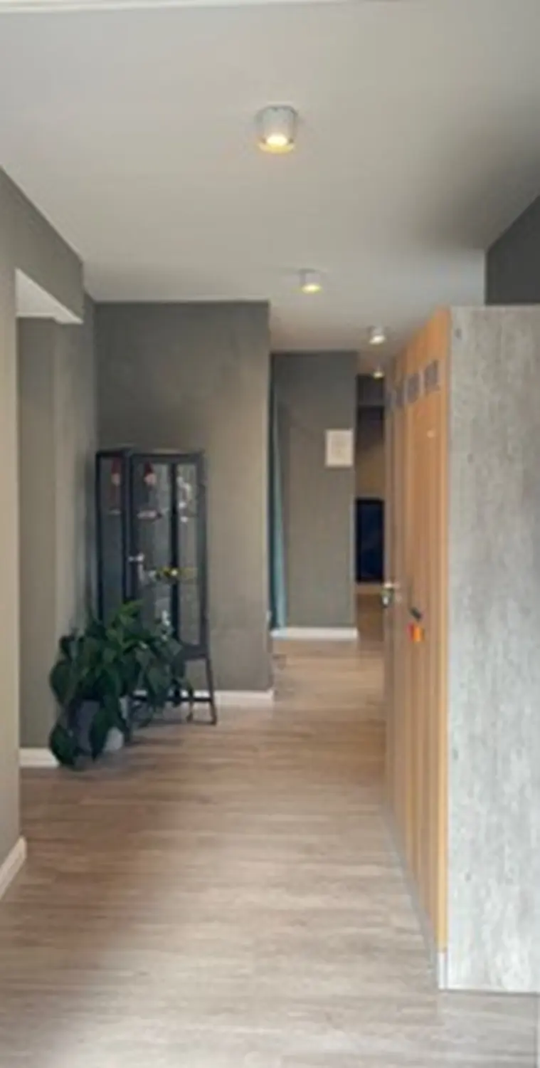 Neopuls EMS Studio - Ausbildung eines Mannes unter Aufsicht einer Ausbilderin