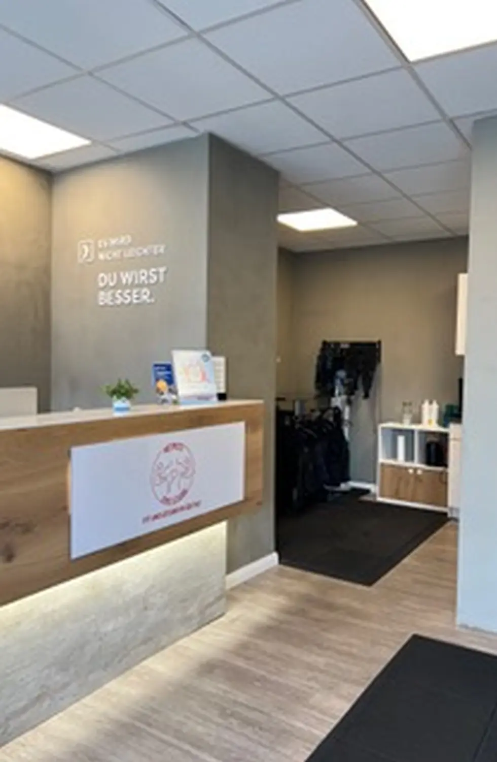 Neopuls EMS Studio - Ausbildung eines Mannes unter Aufsicht einer Ausbilderin